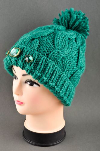 Handmade Damen Mütze mit Bommel Damenmütze Winter Geschenk Idee smaragdgrün   - MADEheart.com