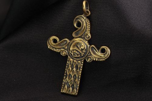 Pendentif croix scythique en bronze fait main - MADEheart.com
