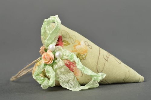 Pendente di stoffa fatto a mano cuoricino darredo decorazioni di casa - MADEheart.com