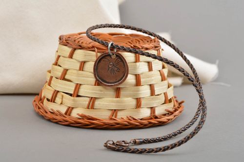 Colgante hecho a mano de cobre redondo bisutería artesanal regalo original - MADEheart.com