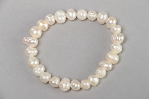 Handgemachtes stilvolles festliches weißes Armband aus Süßwasserperlen für Frauen - MADEheart.com