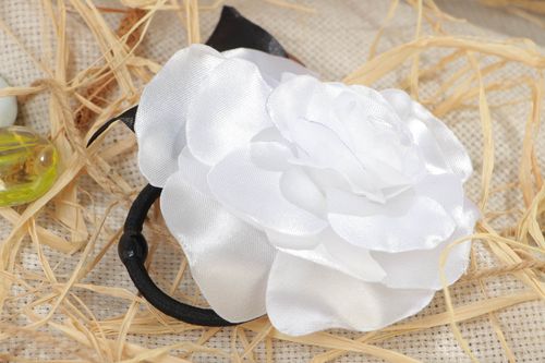 Handmade Haargummi mit Blume aus Atlasbändern weiße Rose von Handarbeit zart schön - MADEheart.com