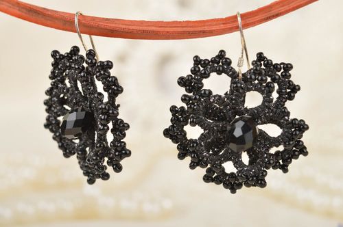 Brincos pretos artesanais em técnica frivolité de fio de cetim e miçangas  - MADEheart.com