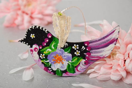 Suspension décorative oiseau faite main sur lacet en panneau de fibres - MADEheart.com