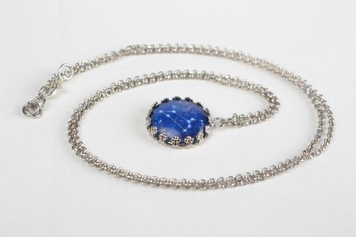 Runder Anhänger mit Sternzeichen Löwe an langer Kette in Blau Handarbeit - MADEheart.com