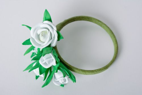 Bracelet fait main en foamiran avec fleurs blanches et feuilles vertes - MADEheart.com