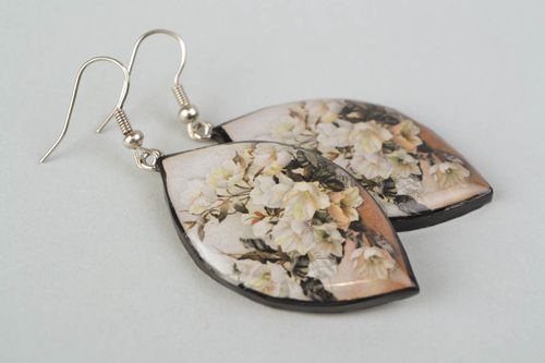 Ohrringe Anhänger aus Polymerton Decoupage weiße Blumen - MADEheart.com