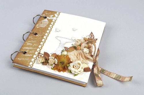 Livre dor mariage fait main beige en carton avec fleurs Cadeau original - MADEheart.com