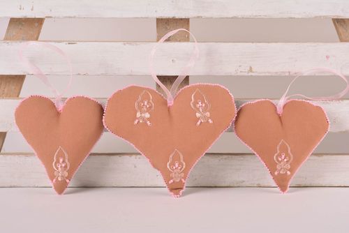 Coeurs déco faits main Suspensions décoratives en tissus Décoration maison 3 pcs - MADEheart.com