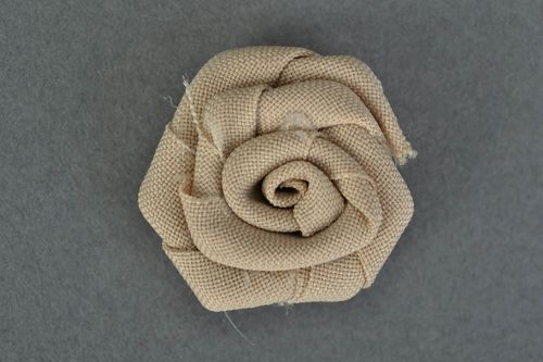 Kleine originelle Blume für Haarspange oder Brosche beige Rose Handarbeit - MADEheart.com