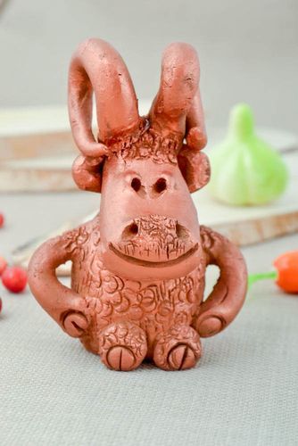 Figurina fatta a mano in ceramica carino animaletto souvenir in terracotta - MADEheart.com