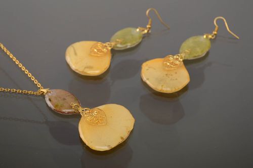 Epoxy jewelry set with rose petals - MADEheart.com