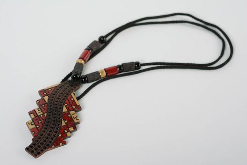 Stilvoller Ethno Anhänger aus Ton an Schnur schön handmade ungewöhnlich für Frauen - MADEheart.com