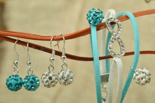 Designer Schmuckset aus Kristallen 2 Paar von Ohrringen und Armband handmade - MADEheart.com