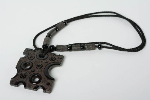 Colgante de cerámica artesanal pintado con esmaltes original con cordón - MADEheart.com