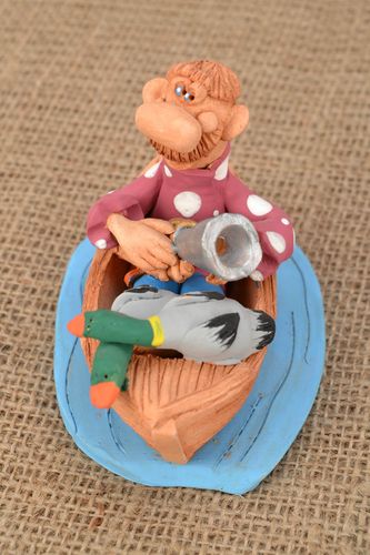 Statuette en terre cuite Chasseur en bateau  - MADEheart.com