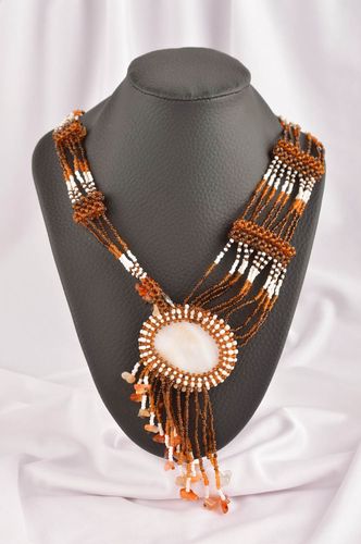 Collana di perline fatta a mano originale bigiotteria da donna colore marrone - MADEheart.com