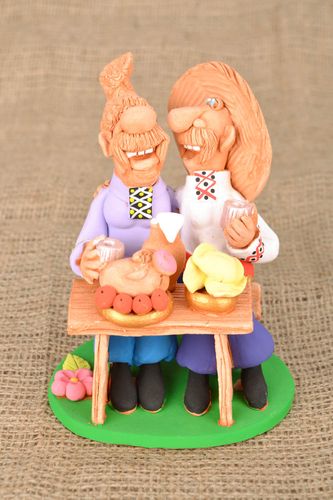 Keramische Statuette Kosaken am Tisch - MADEheart.com