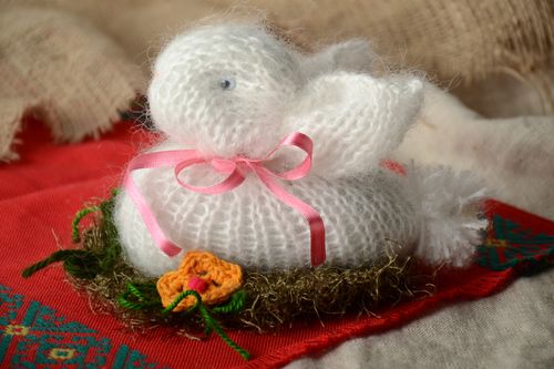 Jouet mou tricoté au crochet blanc fait main décoratif Lièvre de Pâques - MADEheart.com