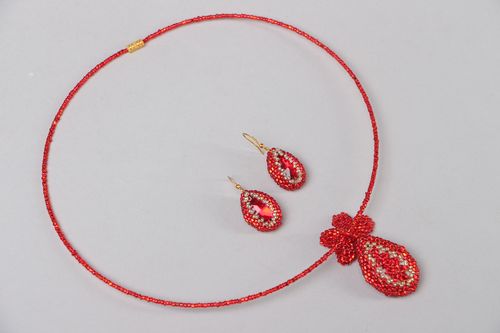 Parure de bijoux en perles de rocaille et rivoli rouge faite main  - MADEheart.com