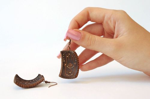 Brincos de couro artesanais Hamsa - MADEheart.com