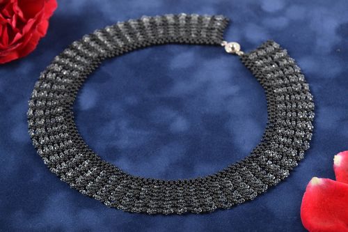 Handmade Damen Collier Schmuck aus Rocailles Accessoire für Frauen breit grau - MADEheart.com