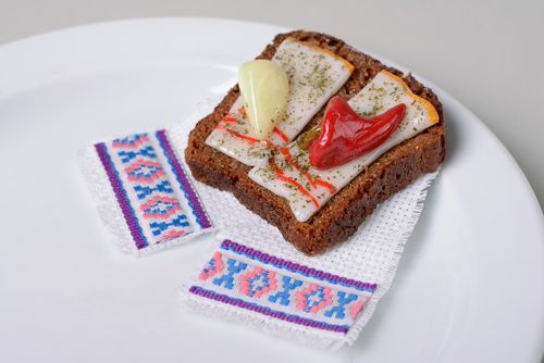 Dekorativer Kühlschrankmagnet Belegtes Brötchen mit Speck - MADEheart.com