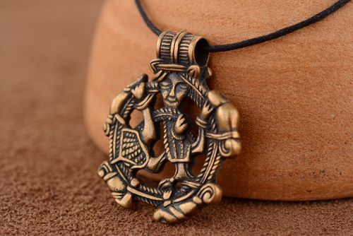Pingente de bronze feito à mão A deusa pagã - MADEheart.com