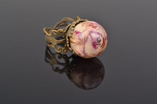 Кольцо с живым цветком розы в эпоксидной смоле ручной работы оригинальное - MADEheart.com