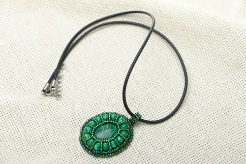 Pendant with malachite and seed beads - MADEheart.com