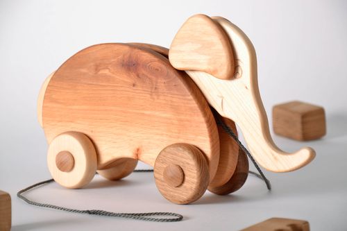 Деревянный слон на колесиках - MADEheart.com