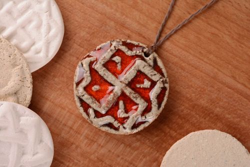 Pingente talismã acessório de pescoço feito à mão amuleto eslavo de cerâmica Molvinets - MADEheart.com