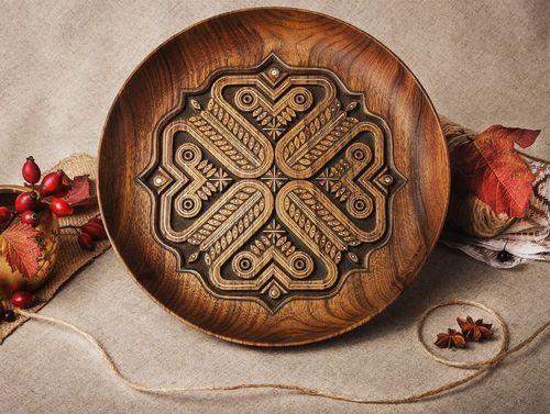 Decorative wooden plate - MADEheart.com