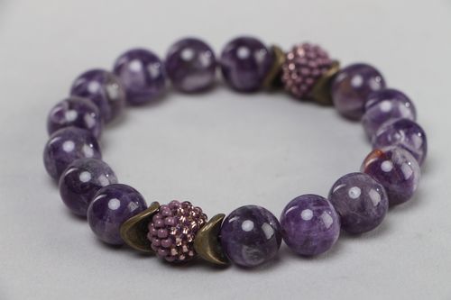 Geflochtenes handgemachtes Armband aus Perlen Amethyst für Damen in Lila schön - MADEheart.com