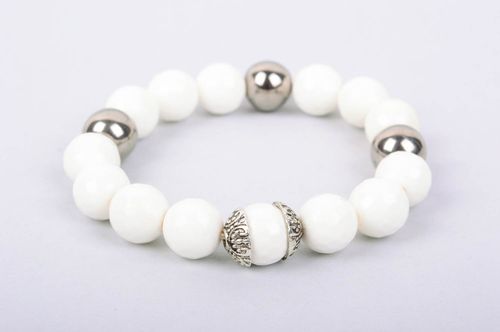 Bracelet blanc Bijou fait main en pierres naturelles Cadeau femme original - MADEheart.com