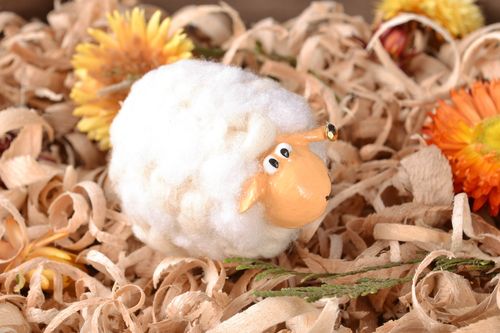 Statuina in cartapesta fatta a mano pecorella Sara souvenir artigianale - MADEheart.com