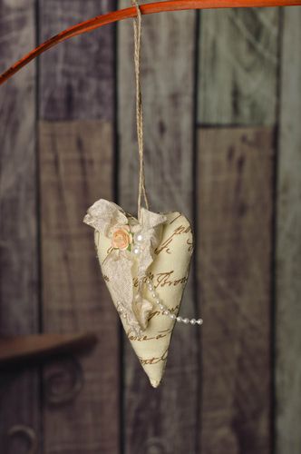 Pendente di stoffa fatto a mano cuoricino carino elemento decorativo darredo - MADEheart.com