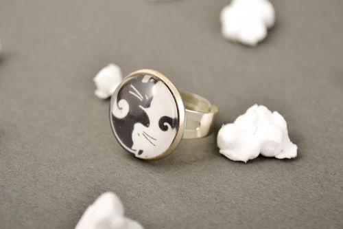Bague en résine époxyde Bijou fait main avec chats noir et blanc Cadeau femme - MADEheart.com
