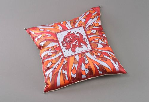 Coussin en tissu de satin fait main original avec impression de couleurs vives - MADEheart.com