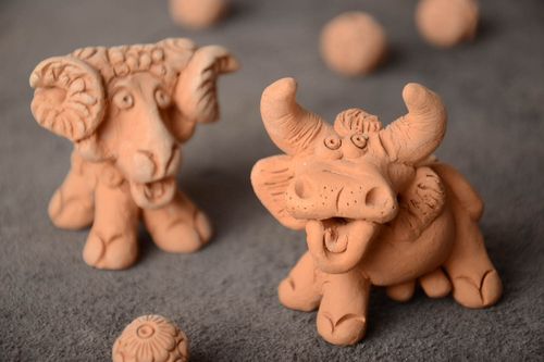 Ensemble de figurines en terre cuite mouton et taureau faites main 2 pièces - MADEheart.com