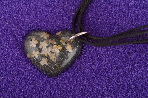 Colgante hecho a mano de resina epoxi accesorio para mujer bisutería artesanal - MADEheart.com