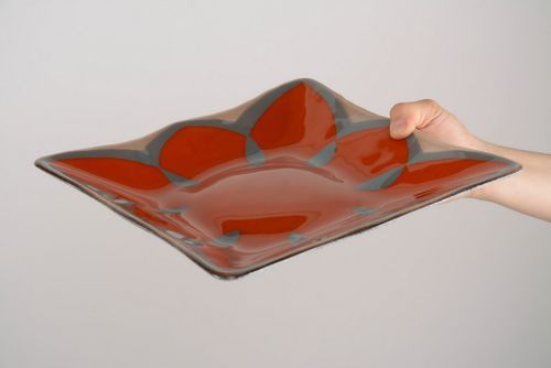 Prato de vidro em técnica de fusão feito à mão Estrela vermelha - MADEheart.com