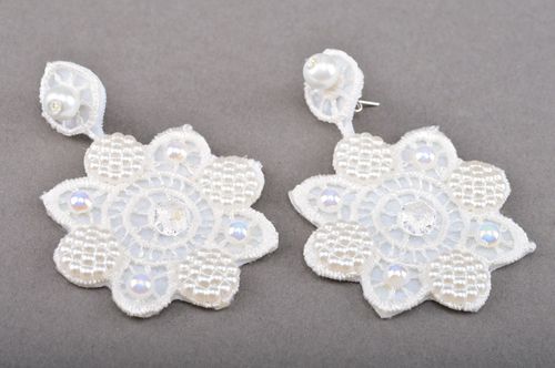 Orecchini pendenti di feltro fatti a mano a forma di fiore accessori originali - MADEheart.com