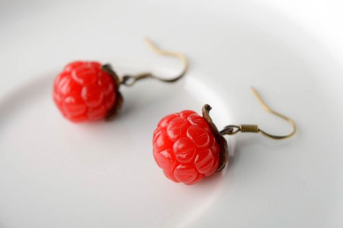 Ohrringe mit Anhängern aus Polymerton Himbeere - MADEheart.com