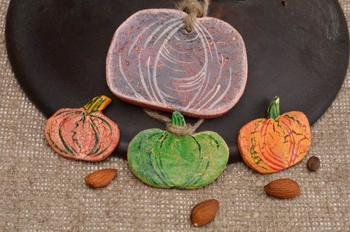 Schöne Deko Anhänger 4 Stück handmade Wohn Accessoire Wand Schmuck aus Porzellan - MADEheart.com