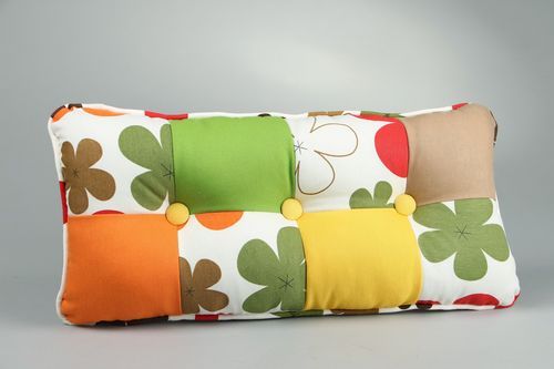 Coussin rectangulaire multicolore avec boutons fait main - MADEheart.com