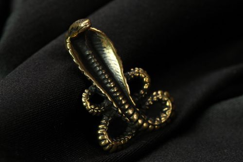 Pendentif en bronze fait main Cobra  - MADEheart.com