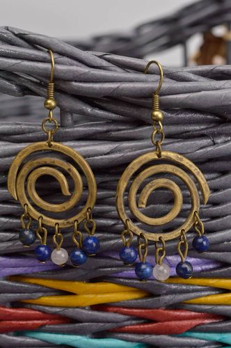 Boucles doreilles pendantes Bijou fait main Accessoire femme laiton lazurite - MADEheart.com