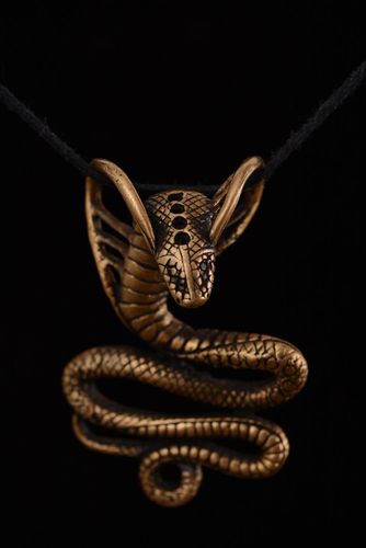 Colgante de bronce Cobra - MADEheart.com