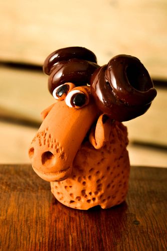 Agnello in ceramica fatto a mano figurina divertente souvenir originale - MADEheart.com